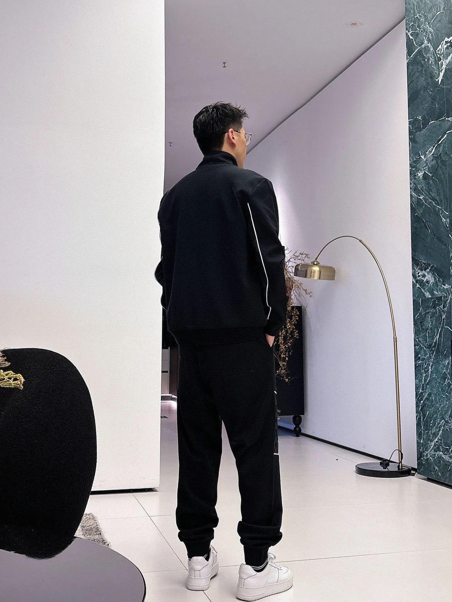 [LV Louis Vuitton] Hot-selling suit is coming. Focus on the original version of the official website. 2025 new hot-selling cardigan and sweatshirt suit. The original order is the best 🇭🇰. It is the meticulous work of top designers. It has a fitting and perfect upper body effect. All-natural high-quality Tencel Roman cotton 100%, close-fitting comfort, noble and elegant! Original hardware embodies elegance and nobility! Counter size: M-3XL (maximum wear up to 190 pounds)